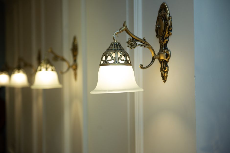 Elegante suède handschoenen op houten tafeltje. Elegante suède handschoenen op houten tafeltje.