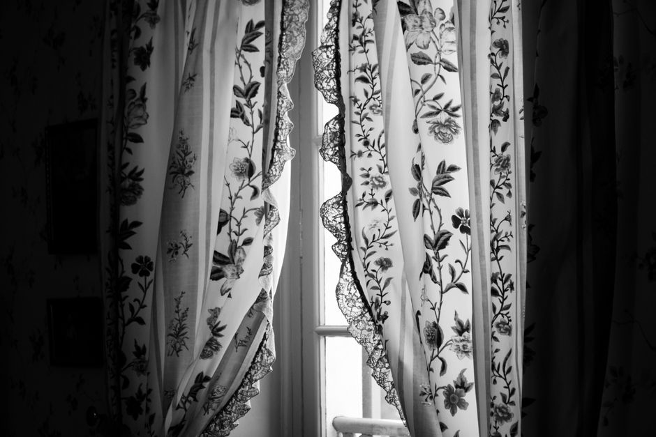 Eenvoudige slaapkamer met monochrome gordijnkeuze.