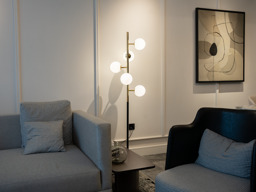Gezellige kaarsen verlichten herfstinterieur.