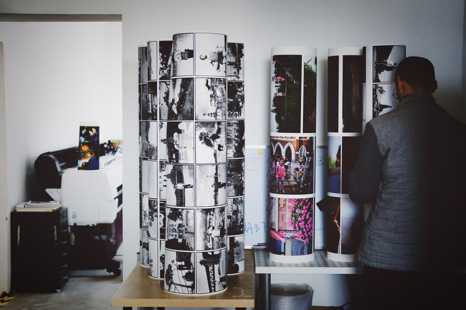 Grootformaat printer drukt levendige illustraties af Grootformaat printer drukt levendige illustraties af